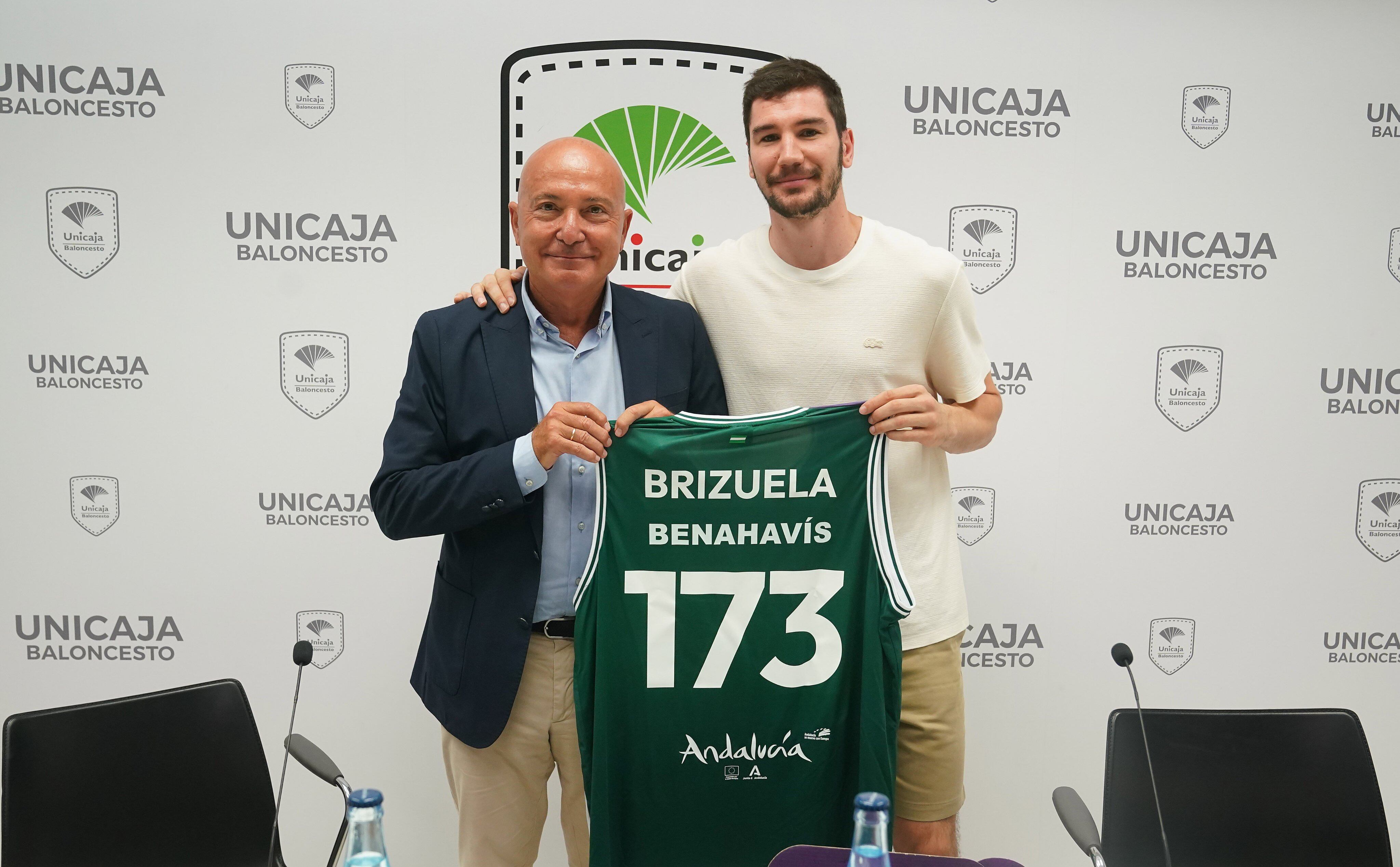 Brizuela recibió una camiseta del Unicaja con el número de partidos disputados