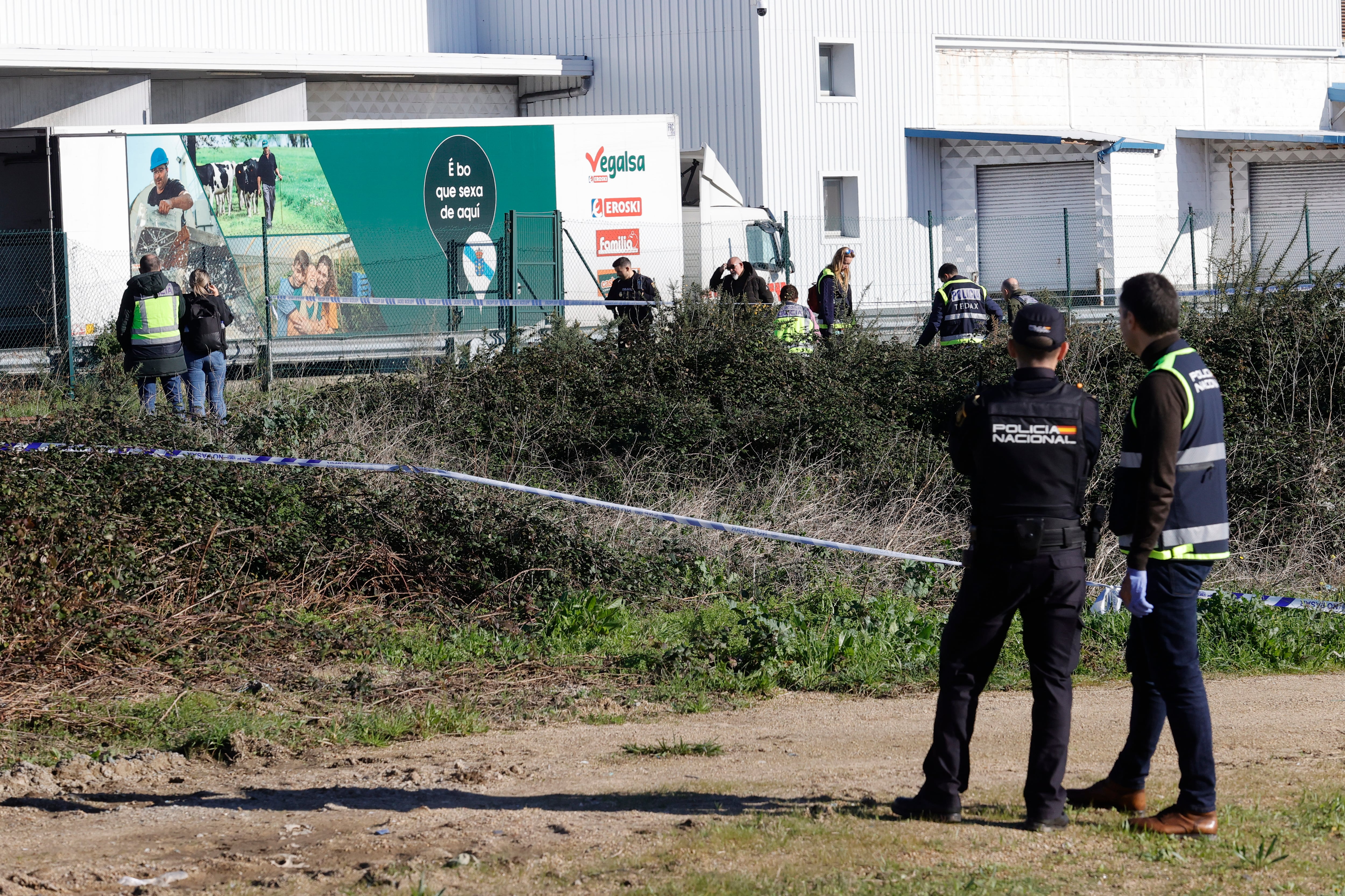 A CORUÑA, 25/12/2023.- Un hombre ha fallecido durante una actuación policial en A Coruña en la que se han producido disparos ante altercados y actitudes violentas. El suceso se ha producido sobre las diez de esta mañana en el polígono de A Grela, y hasta el lugar ya se ha desplazado la comisión judicial para el levantamiento del cadáver, han informado fuentes cercanas al caso. EFE/ Kiko Delgado
