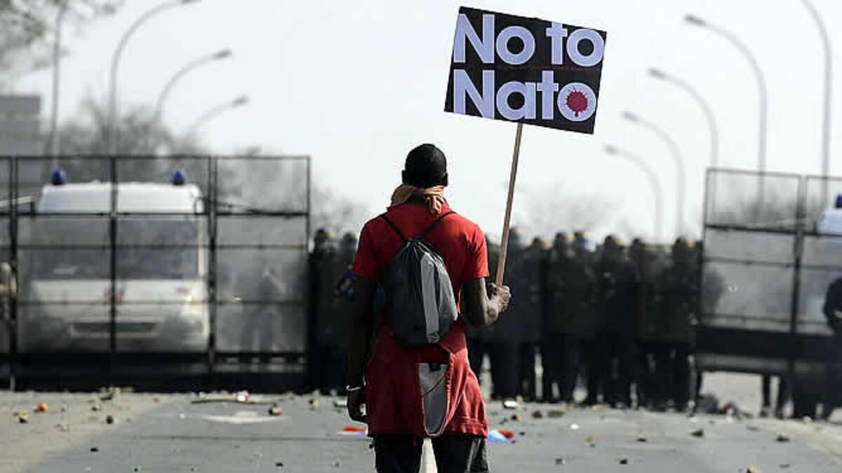 Los manifestantes contrarios a la OTAN prenden fuego a un hotel en Estrasburgo