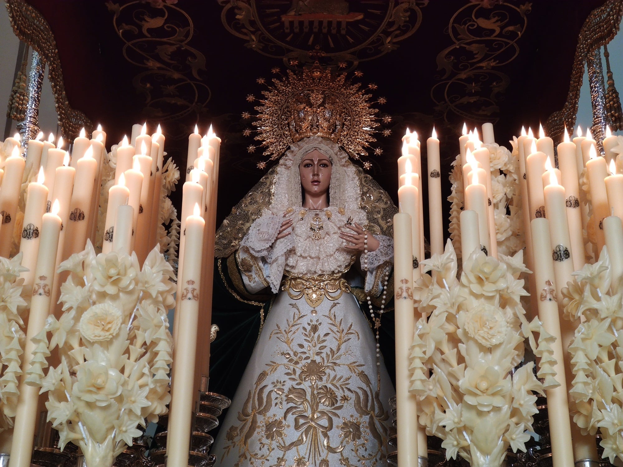 María Santísima de la Esperanza de Jaén preparada en su paso de palio para el Miércoles Santo.