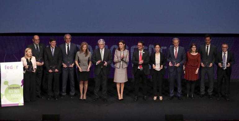 La Reina Letizia, acompañada de Juan Carrión Tudela (6d), presidente de FEDER, y del ministro de Asuntos Exteriores Alfonso Dastis (6i), durante la foto de familia con los galardonados en el acto oficial del Día Mundial de las Enfermedades Raras, que se c