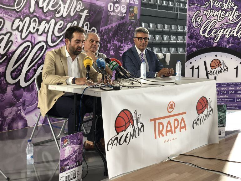 Raúl Villagrá, gerente de Chocolates Trapa Palencia; Gonzalo Ibáñez, presidente del club y Víctor Diago, de Abono Cero