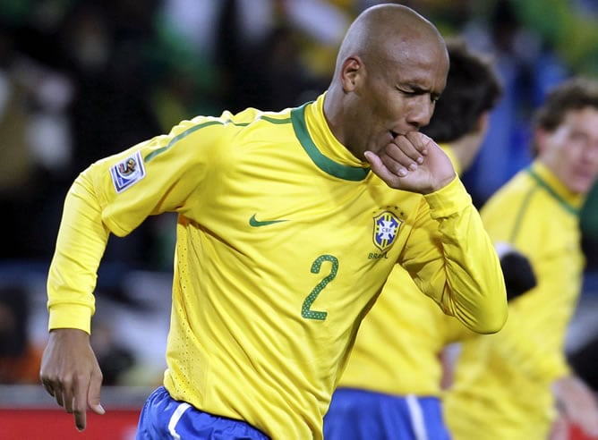 Maicon celebra un gol con Brasil