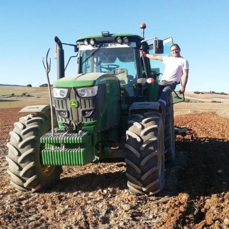 Fernando Huete en sus tierras de Villalba del Rey.