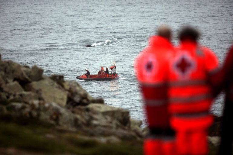 La búsqueda de los tres tripulantes del barco bateeiro Paquito II, continúa hoy con un dispositivo aéreo y marítimo.