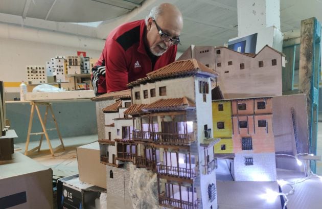 Juan Carlos Evangelio trabajando en su maqueta.