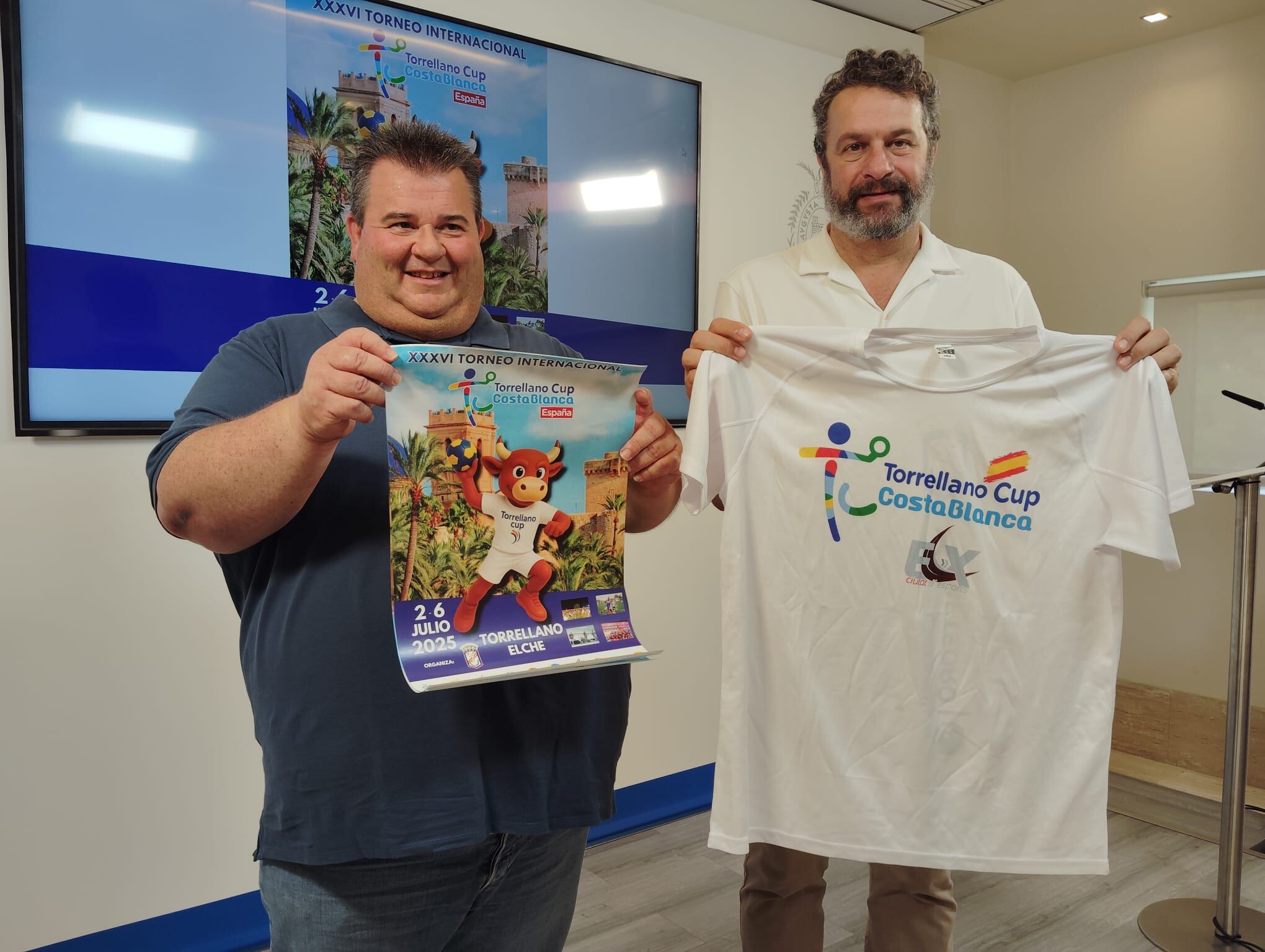 A la derecha el concejal de Deportes de Elche, José Antonio Román, junto a Jesús Antón, presidente del CBM Torrellano