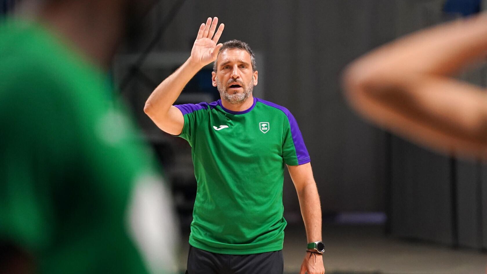 Ibon Navarro gesticula en un entrenamiento del Unicaja