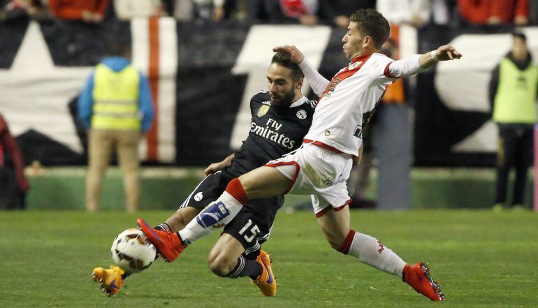 GRA466. Madrid, 08/04/2015.- El centrocampista del Rayo Vallecano, Adrán Embarba (d), intenta cortar el avance del defensa del Real Madrid, Daniel Carvajal, durante el encuentro correspondiente a la jornada 30 de primera división, que disputan esta noche 