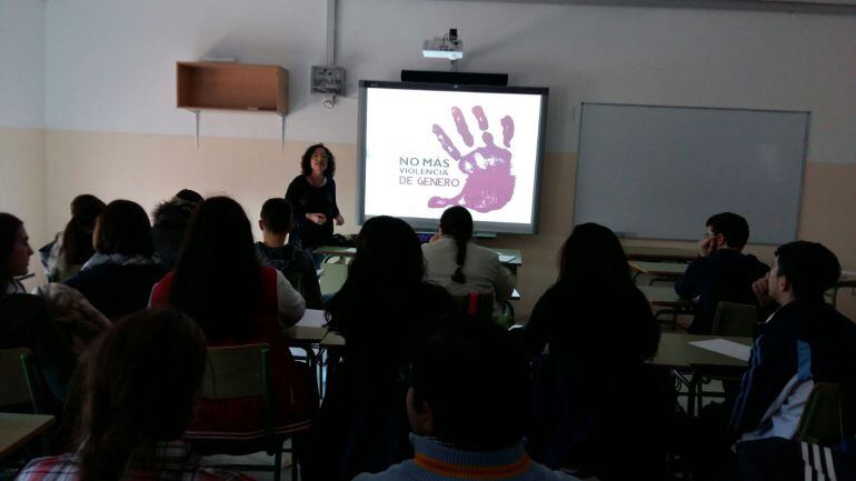 Rosa Oliveros, directora de Enfermería del Hospital &#039;Alto Guadalquivir&#039; en su charla a jóvenes sobre malos tratos