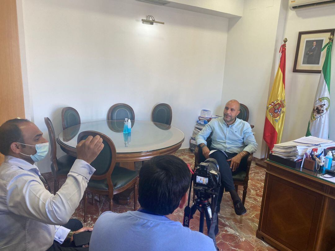 Momento de la grabación del documental con al alcalde de Otura, Nazario Montes