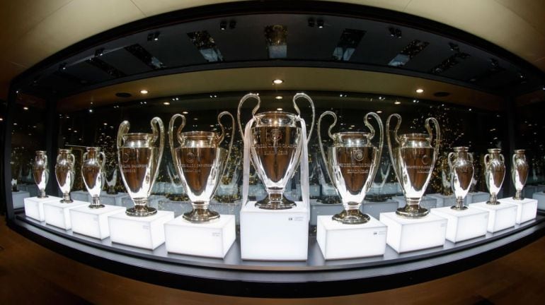 Los once trofeos de la máxima competición europea lucen en la vitrina del Santiago Bernabéu