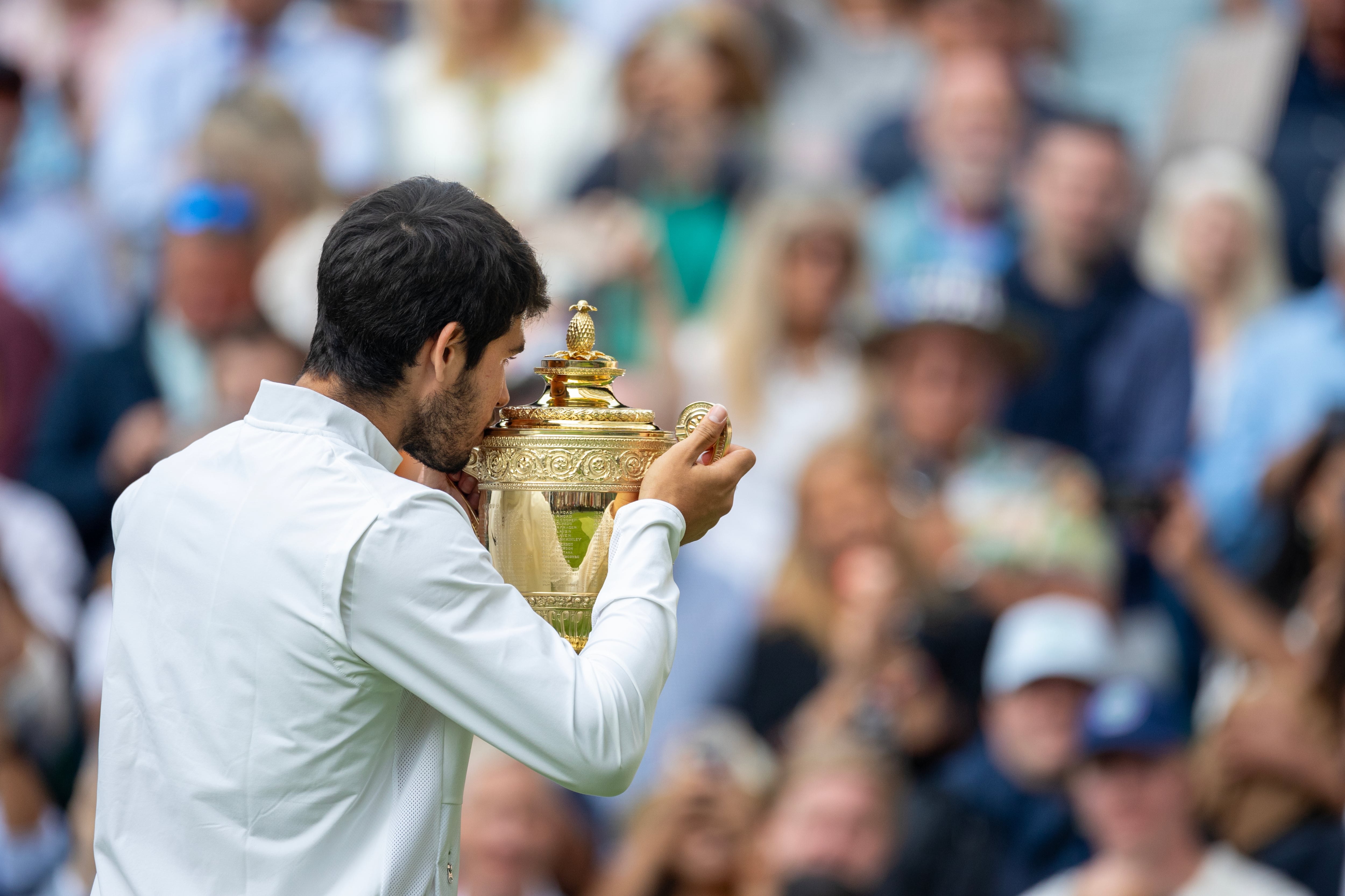 Carlos Alcaraz besa el trofeo de Wimbledon