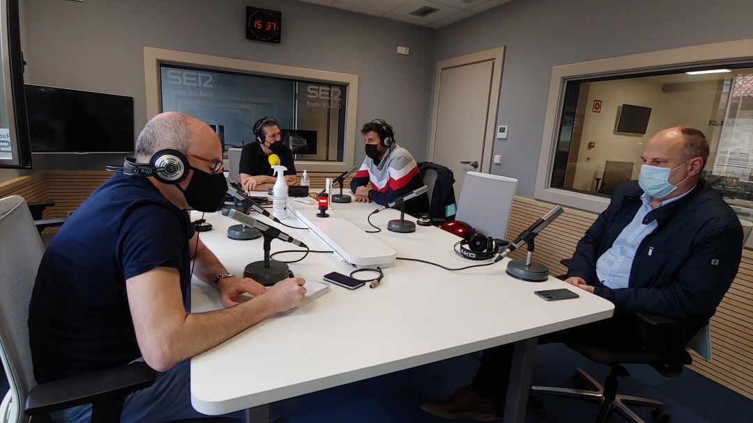 Álex Mumbrú, en los estudios de Radio Bilbao