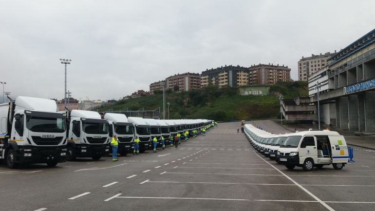 Los nuevos vehículos del Servicio de Limpieza del Ayuntamiento de Oviedo, presentados en el aparcamiento de Estadio Carlos Tartiere.