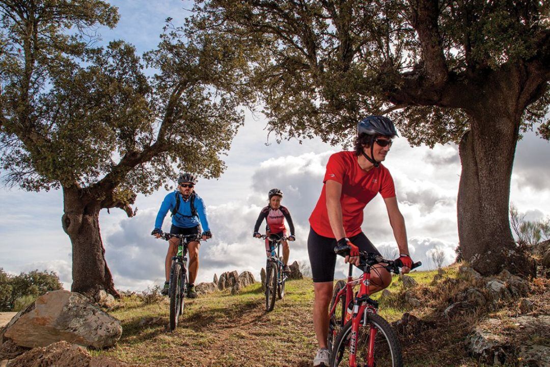 Ciclistas recorriendo Extremadura 
