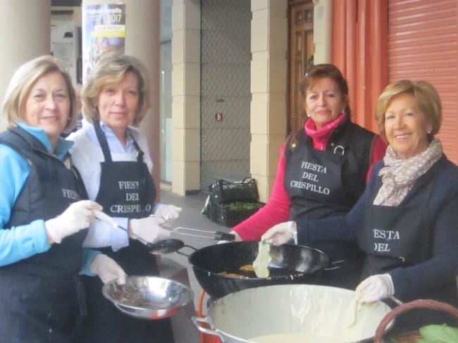 La Asociación Reina Petronila colabora cada año con el Grupo Tradiciones en la Fiesta del Crespillo