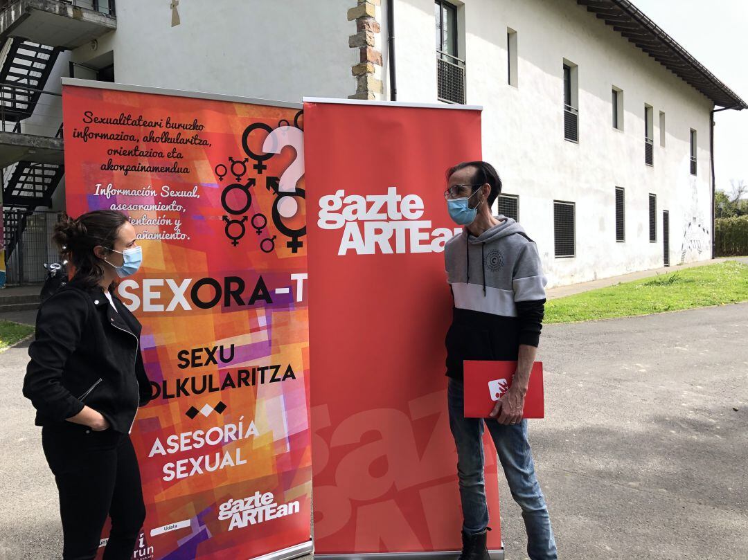 El delegado de Juventud, Santi Jiménez y Raquel Calvo Pérez, diplomada en Educación Social 