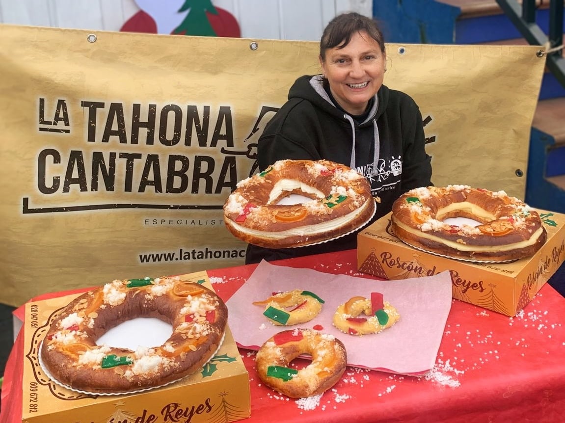 Marimar Celador, creadora de La Tahona Cántabra, muestra algunas de las variedades del roscón de Reyes que prepara en su obrador.