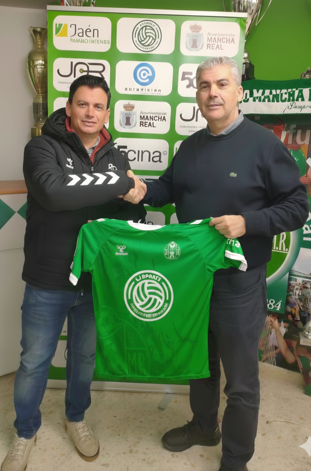 Diego Cobo, presidente del Atlético Mancha Real y Joseba Aguado, nuevo entrenador.