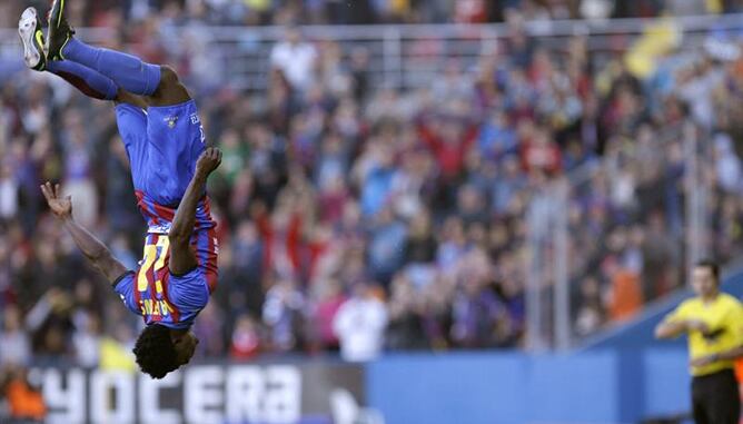 Obafemi Martins celebra un gol con el Levante UD