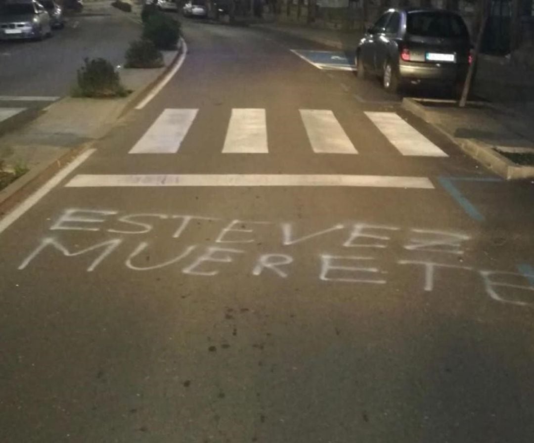 Pintadas que han aparecido, con insultos a un policía, en varias calles de la villa