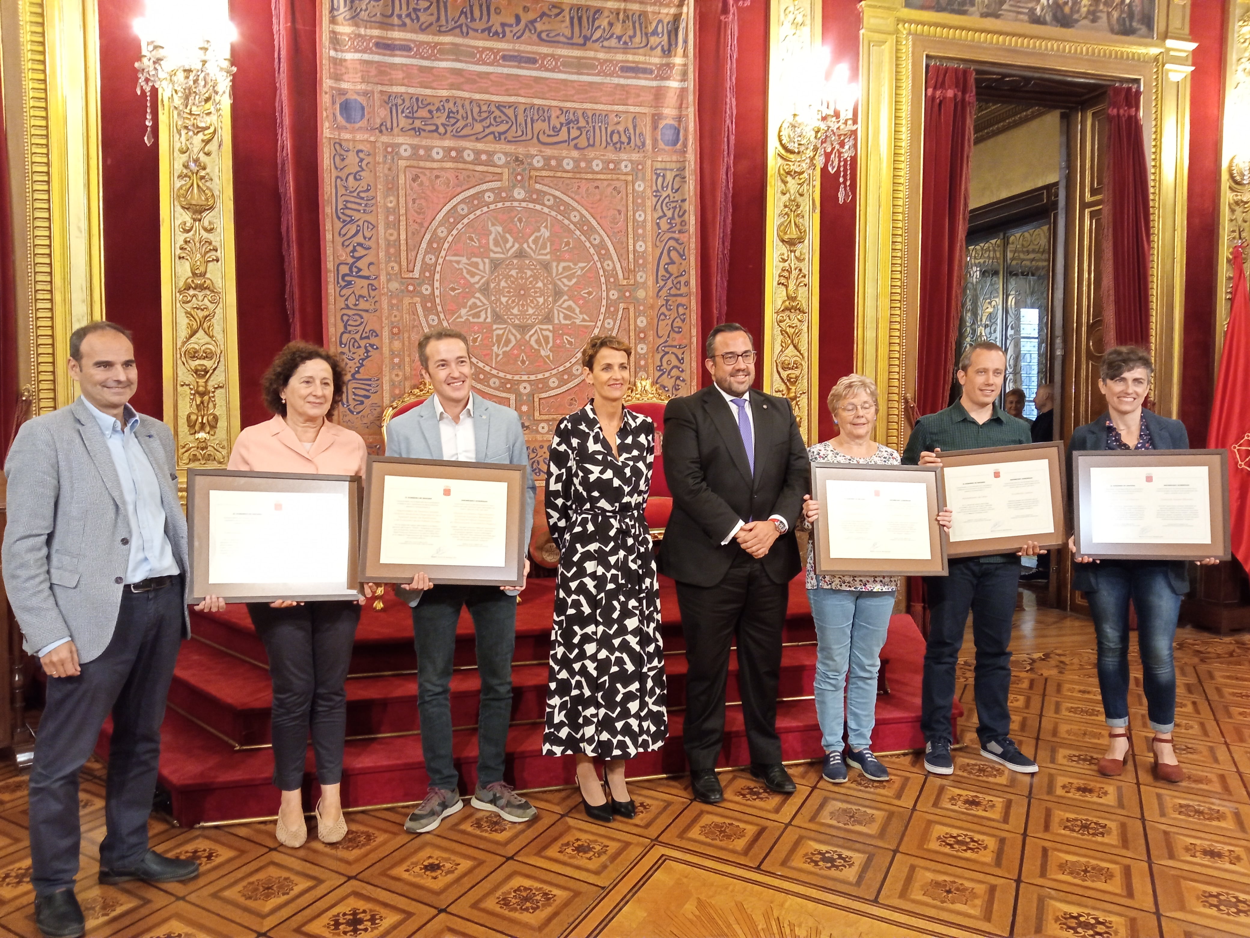 María Chivite, Javier Remírez y Carmen Maeztu junto a los cinco premiados en el acto de reconocimiento de proyectos ejemplo de buenas prácticas participativas ciudadanas