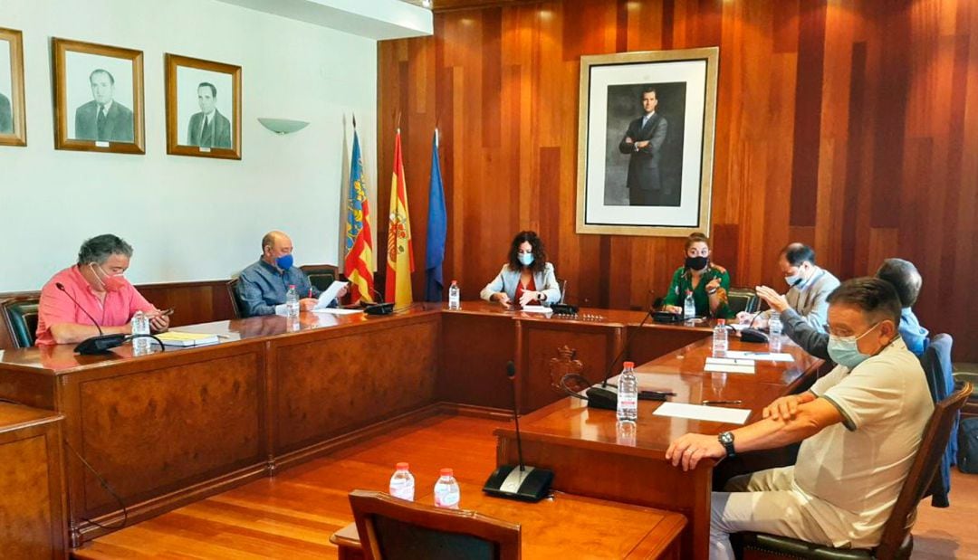 Imagen de la reunión de la consellera de Agricultura con alcaldes y representantes de poblaciones de estas comarcas en el salón de Plenos de Cocentaina