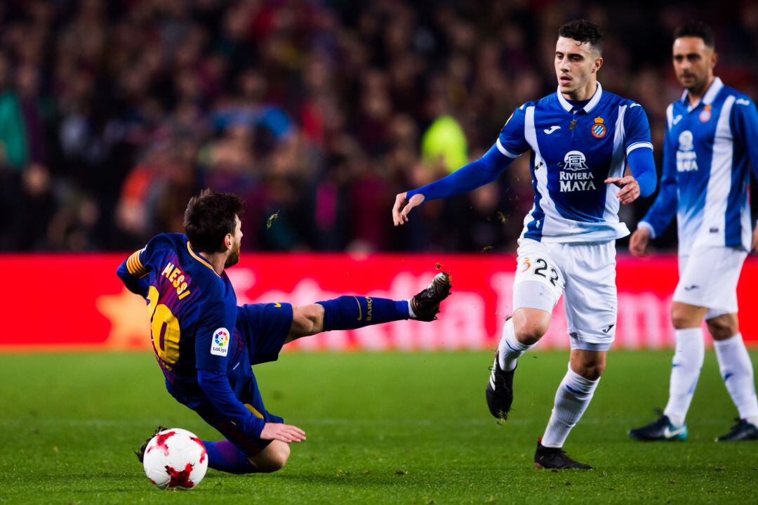 Leo Messi disputa un balón con Mario Hermoso en el encuentro entre el FC Barcelona y el Espanyol en el Camp Nou