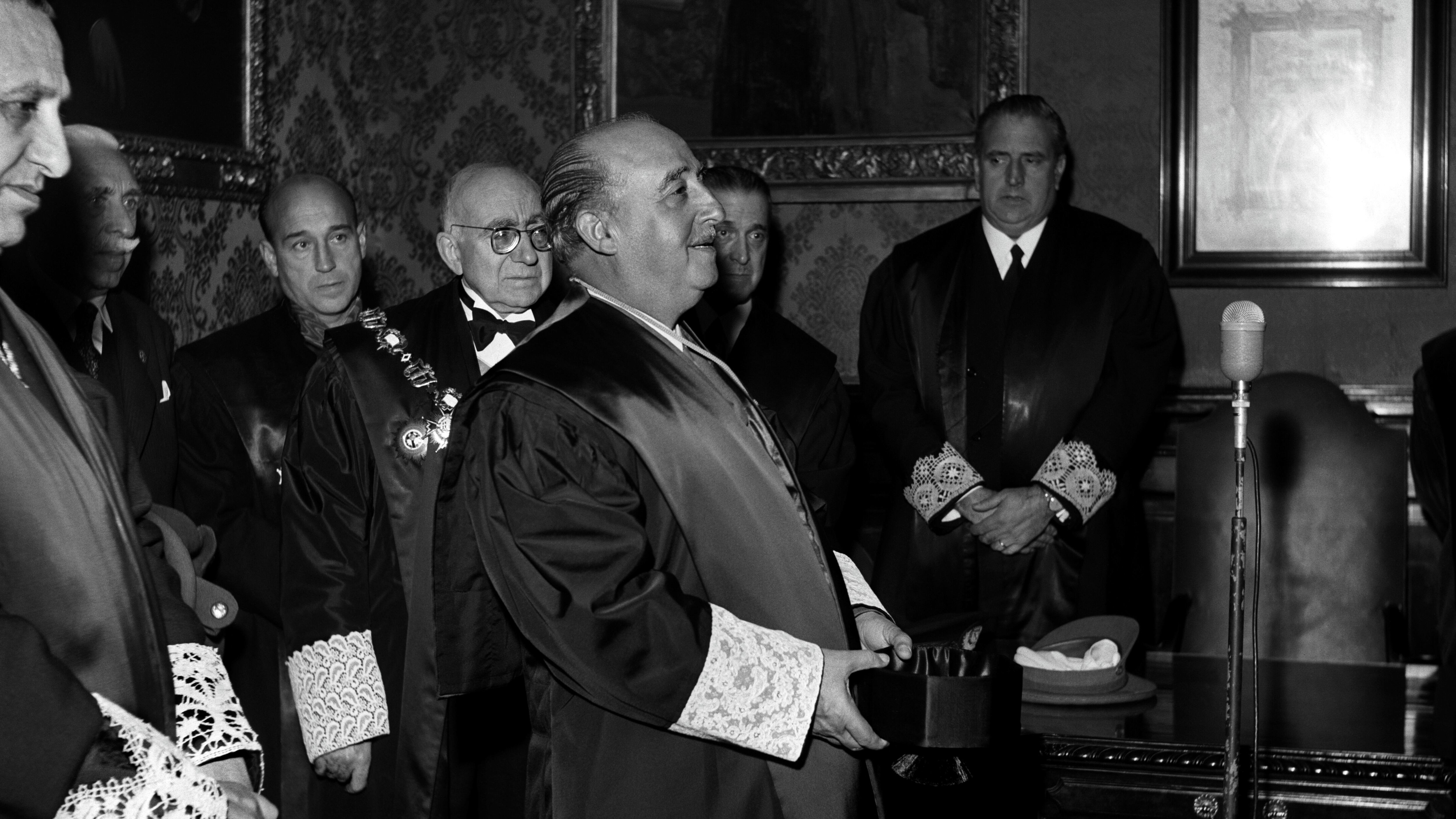 Francisco Franco, acompañado por los ministros de Justicia, Antonio Iturmendi Bañales (i), y de Exteriores, Alberto Martín Artajo (d), y del presidente del Tribunal Supremo, José Castán Tobeñas (4i), visita el Colegio de Abogados de Madrid en 1955