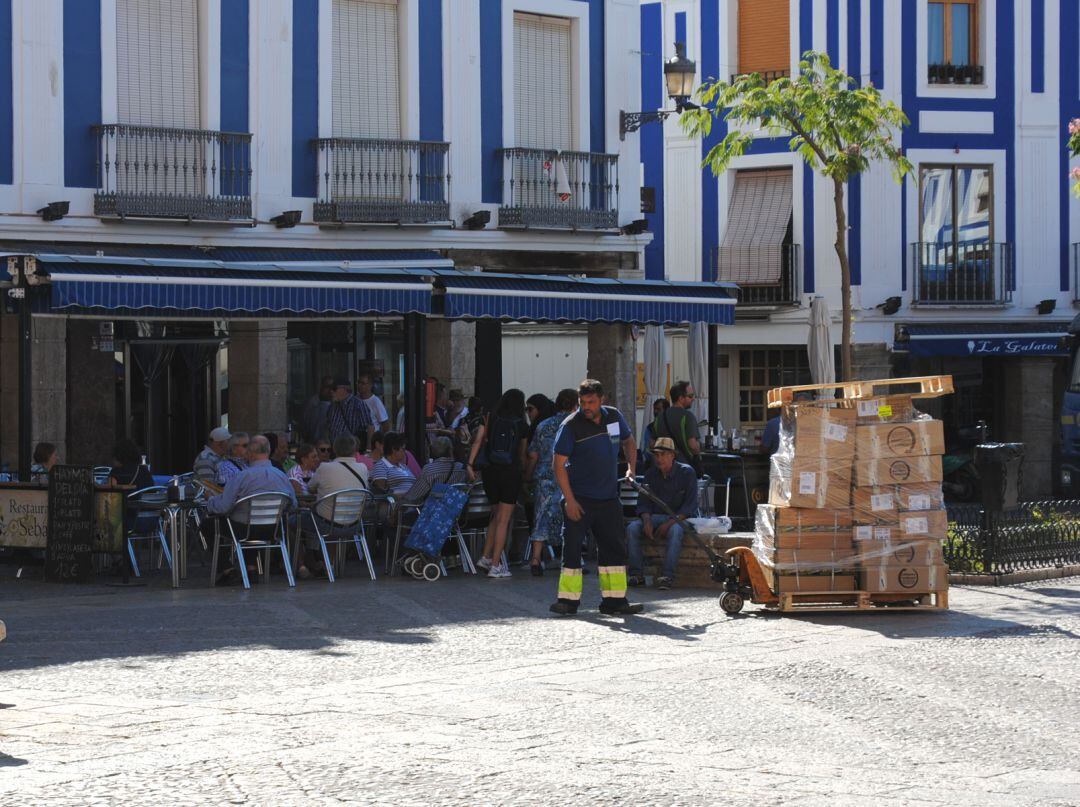 Foto de archivo de una persona transportando unas cajas en Valdepeñas (Ciudad Real)