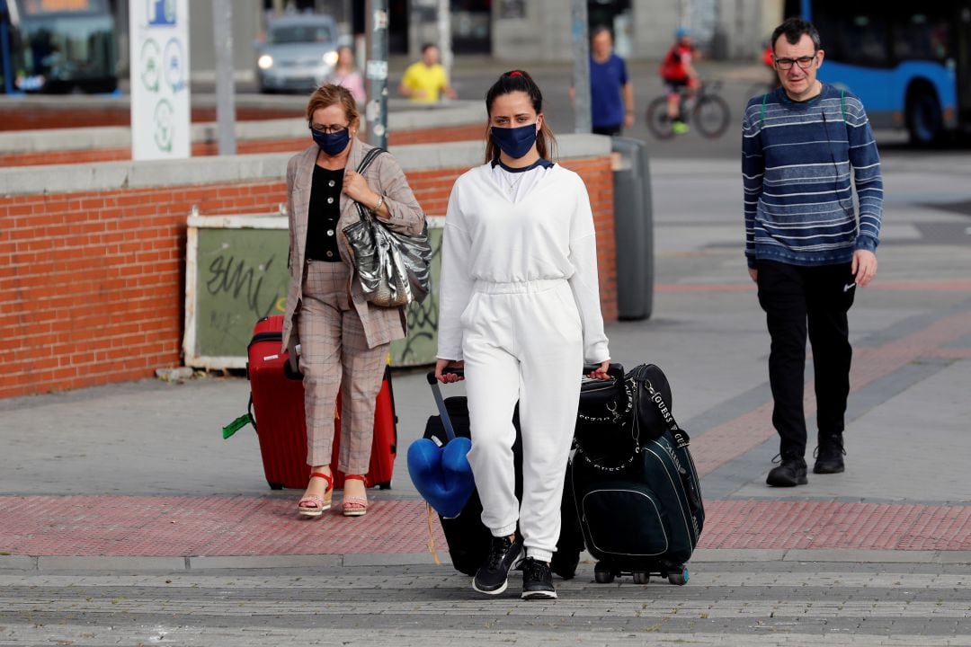 Varias personas con mascarillas en Atocha (Madrid)