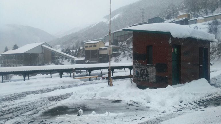 Zona de acceso a la báscula de camiones de Cerredo 