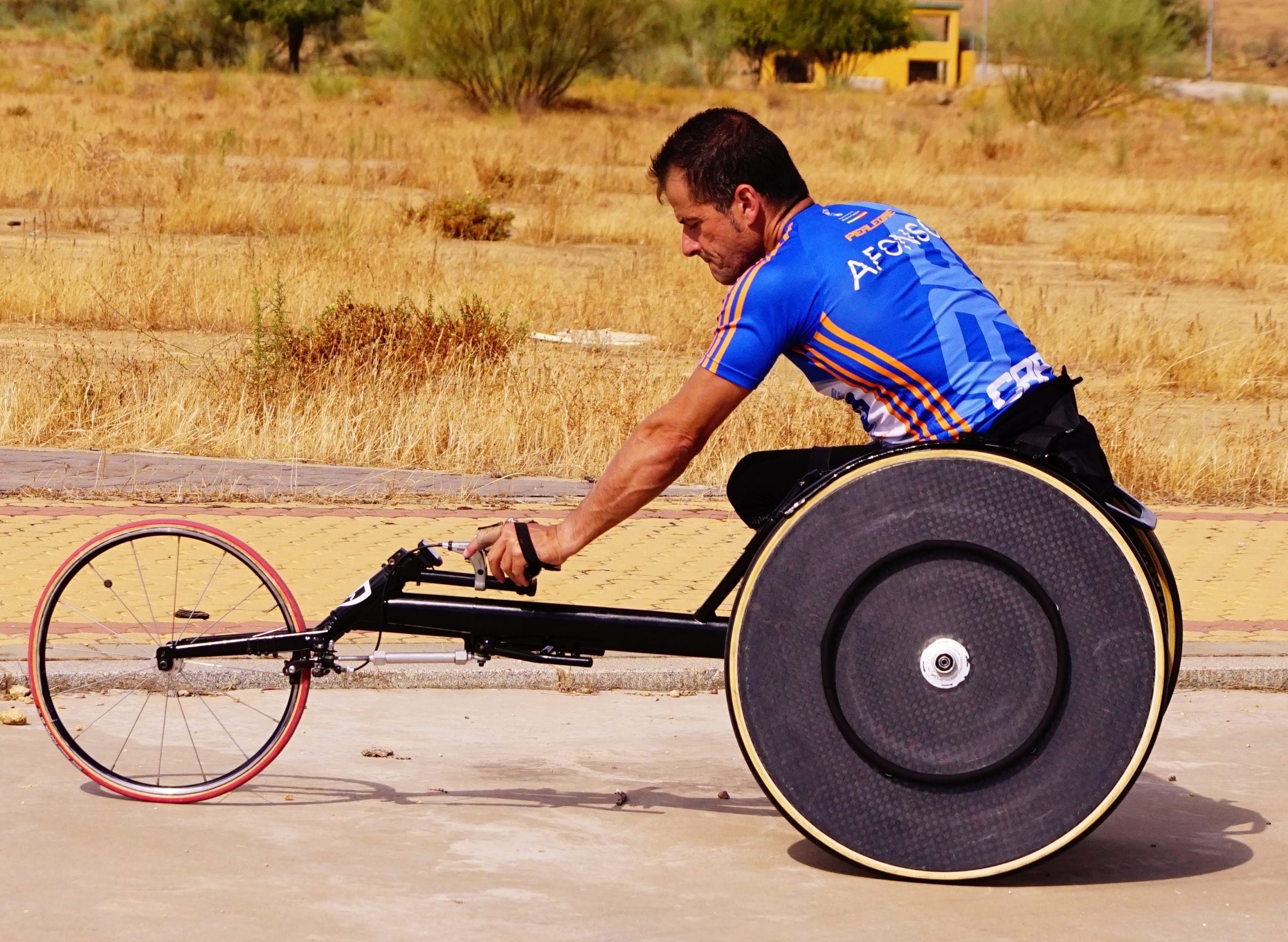 Manuel Alfonso Betancor, atleta sevillano, practicando con una handbike