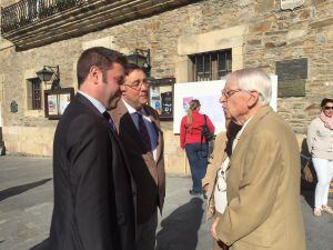 El vicepresidente del Consejo y el alcalde saludan al compositor Cristóbal Halffter, que acudió a la inauguración del Congreso y que es propietario del castillo de Villafranca