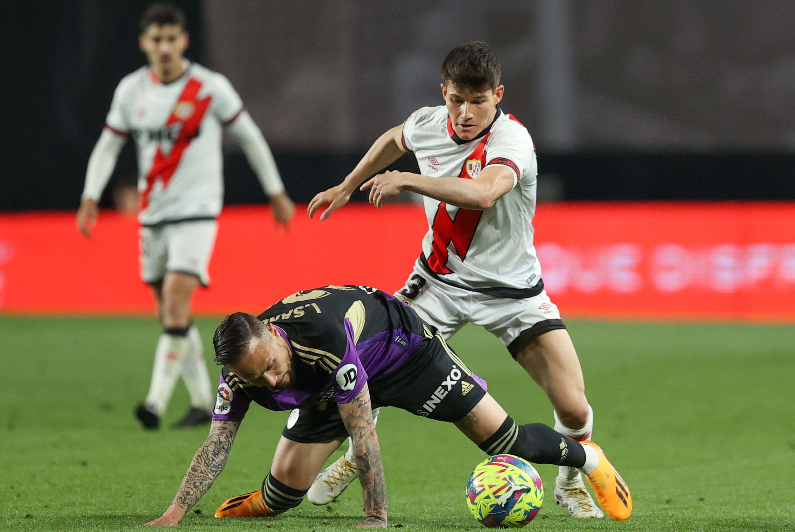 MADRID (ESPAÑA), 04/05/2023.- El lateral del Rayo Vallecano Fran García (d) pelea un balón con Ivan Sánchez, del Valladolid, durante el partido de LaLiga que Rayo Vallecano y Real Valladolid disputan este jueves en el estadio de Vallecas, en Madrid. EFE/ Kiko Huesca