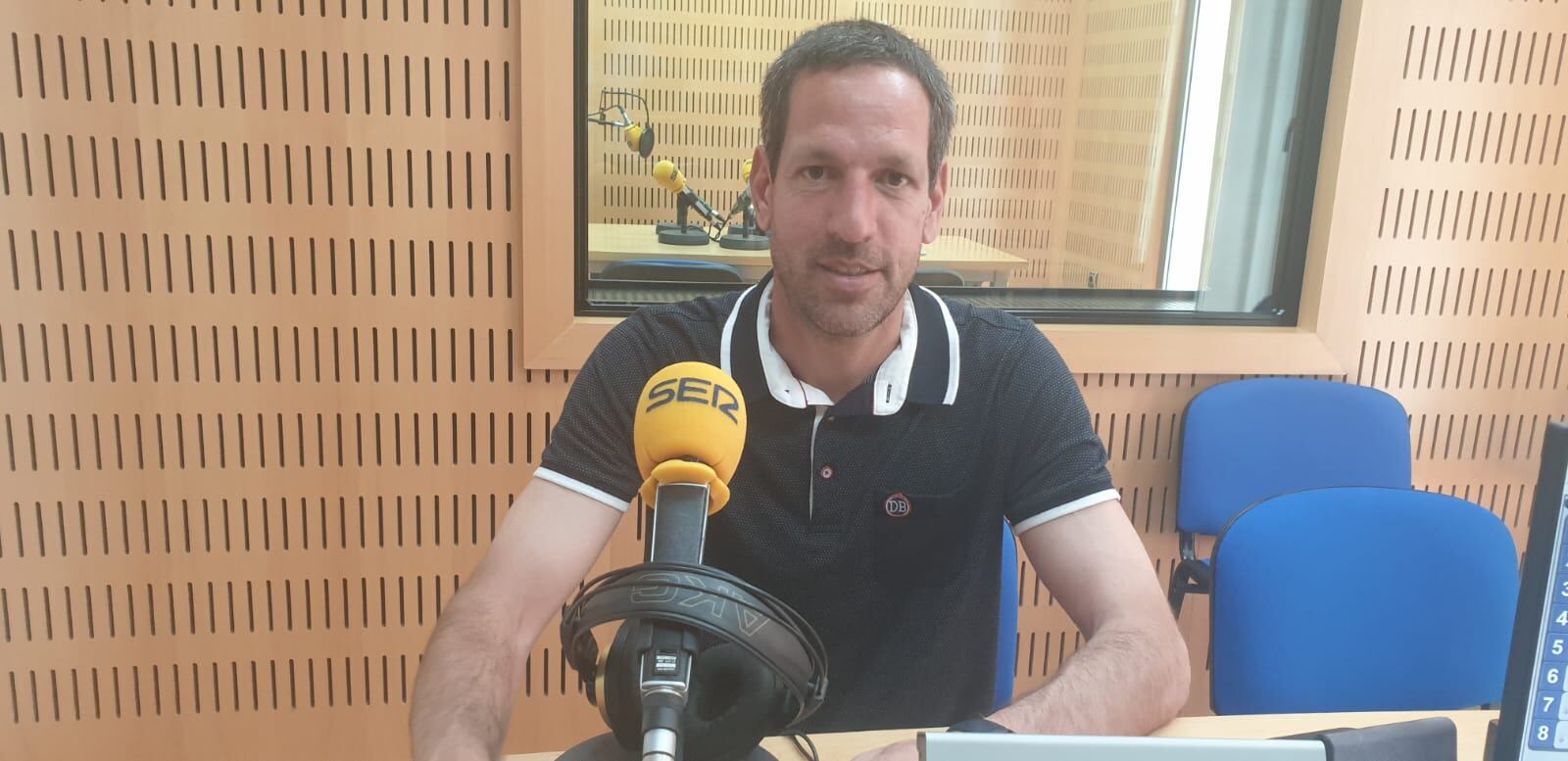 José Luis Acciari en los estudios de Radio Murcia Cadena SER
