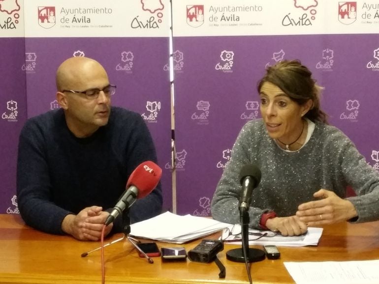 El concejal, Josué Aldudo, y la portavoz del PSOE, Yolanda Vázquez