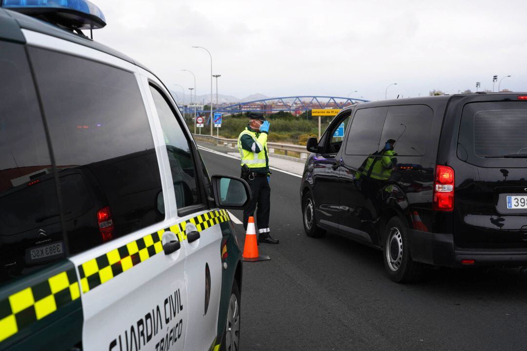 Archivo - Efectivos de la Guardia Civil de tráfico realizan un control aleatorio en una imagen de archivo
