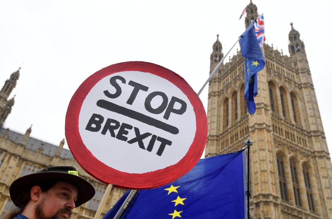 Manifestantes anti-brexit ante el Parlamento británico.