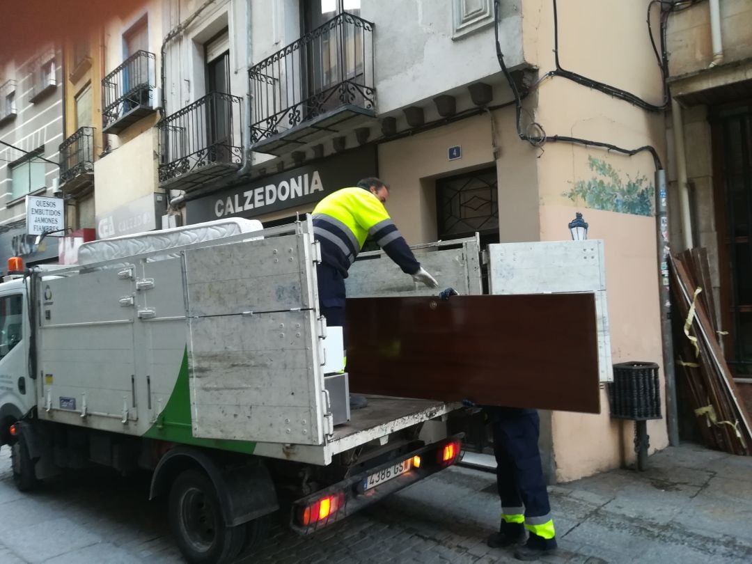 El servicio de recogida de enseres forma parte de esta contrata