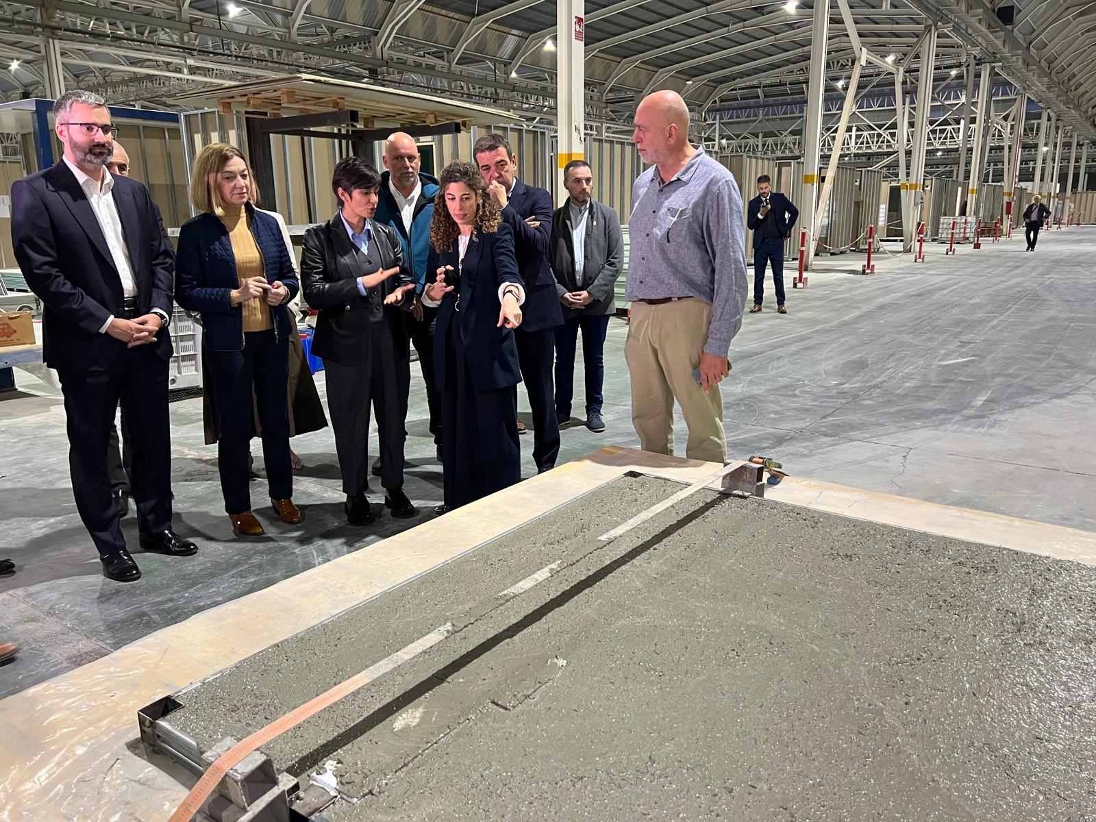 La ministra de Vivienda durante su visita a una empresa de construcción especializada en soluciones industrializadas en Jumilla