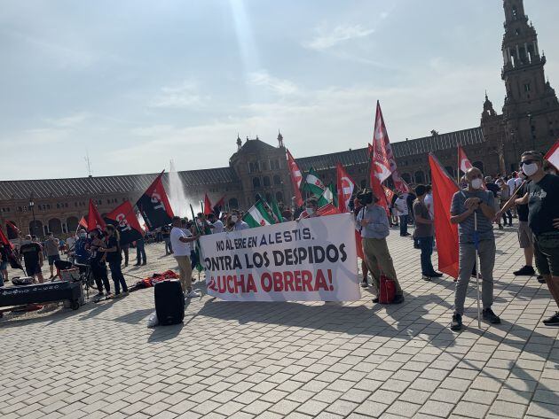 Trabajadores de Alestis tras una pancarta reivindicativa