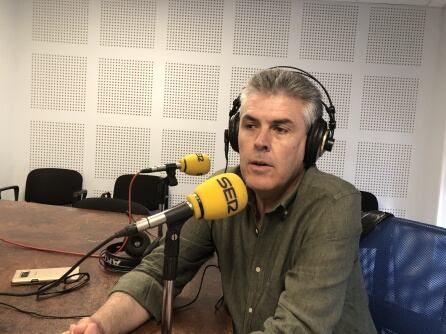 Jorge Vega Núñez, director de la UNED, en los estudios de Radio Bierzo