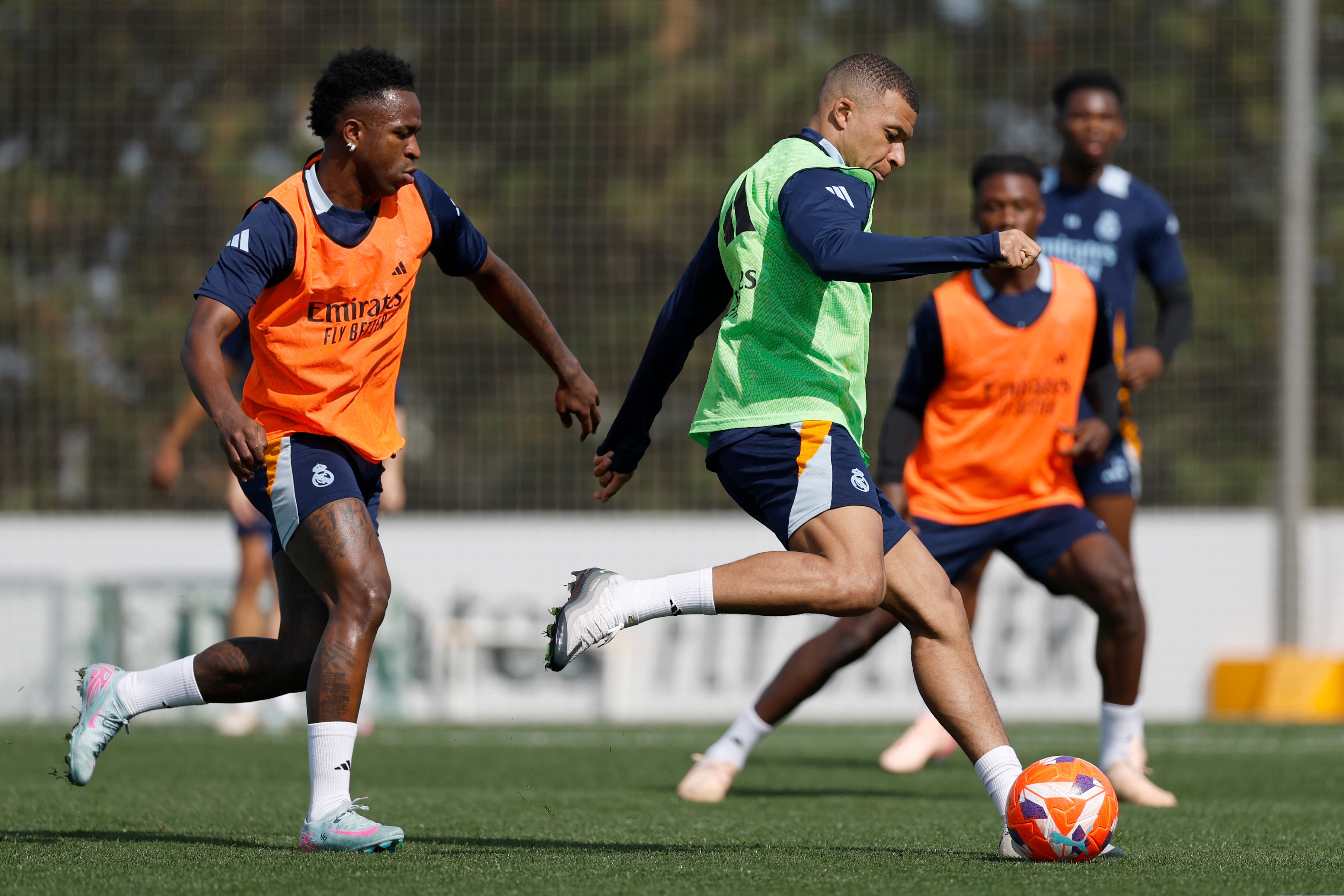 Kylian Mbappé toca balón en un entrenamiento con el Real Madrid