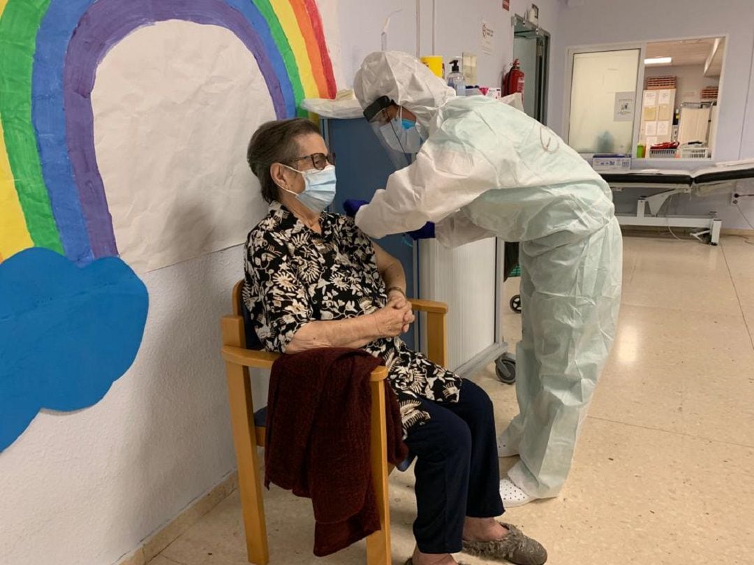 María Catalá, primera residente vacunada.