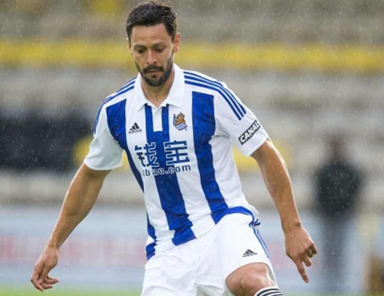 De la Bella controla un balón con la camiseta de la Rea