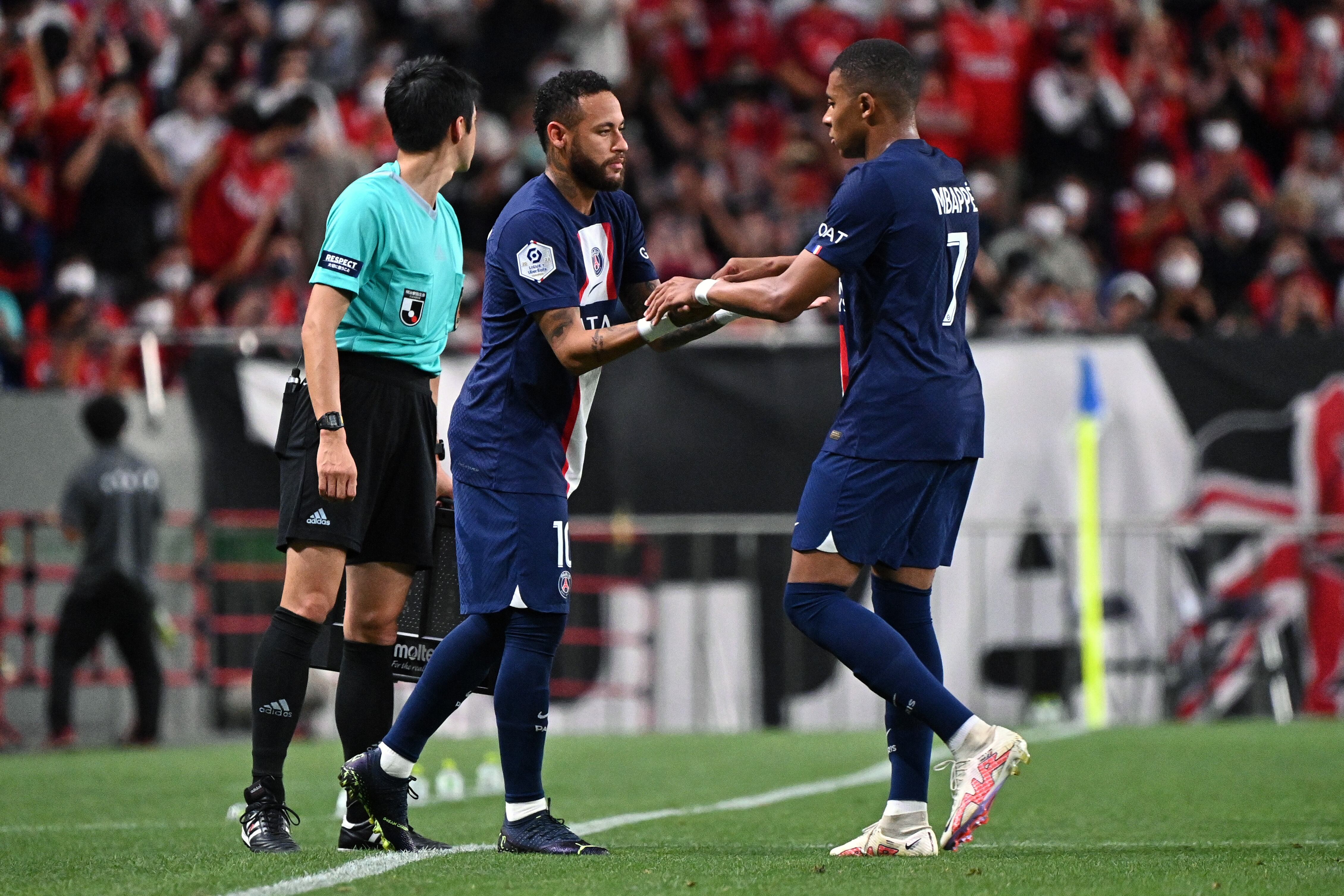 Neymar y Mbappé, siendo cambiados durante un encuentro en Japón con el PSG.