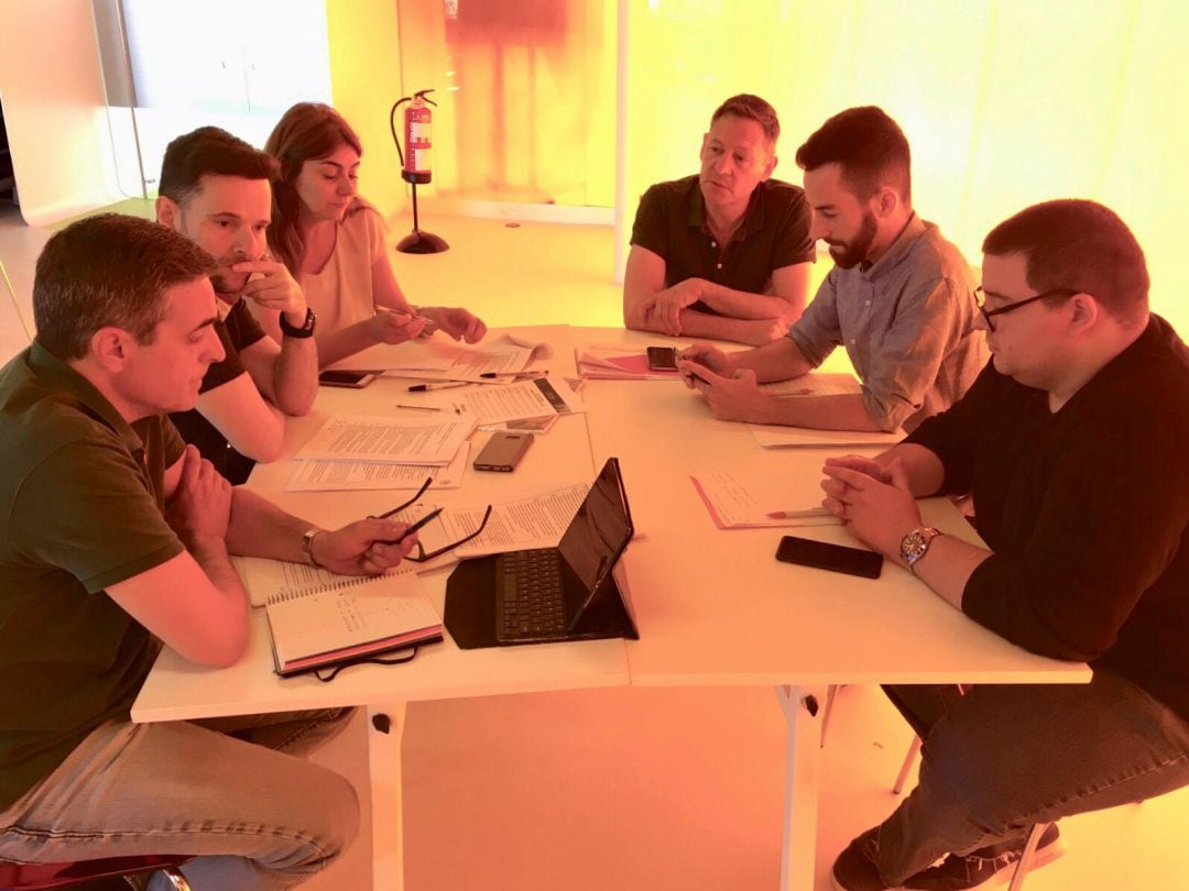 Un momento durante el primer encuentro formal de ambas formaciones a nivel local