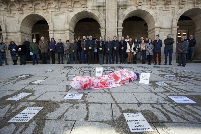 Una activista feminista ha escenificado una performance en contra de la violencia de genero, durante una concentración delante del Ayuntamiento de la localidad lucense de Castro de Reien en repulsa por la muerte violenta de la joven Tatiana Vázquez, de 24